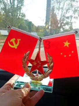 收容所门口出现一个箱子,本来很气愤,可看到纸条后被暖到...