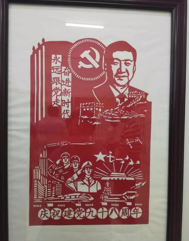 霍尔奇镇:新春送福年味浓 挥毫喜迎十四冬